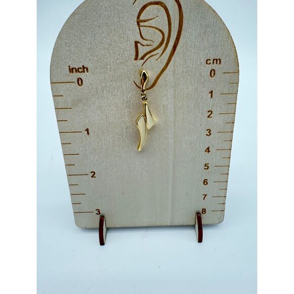 Vintage Trifari  Gold Tone with  White Enamel - Picture 2 of 3